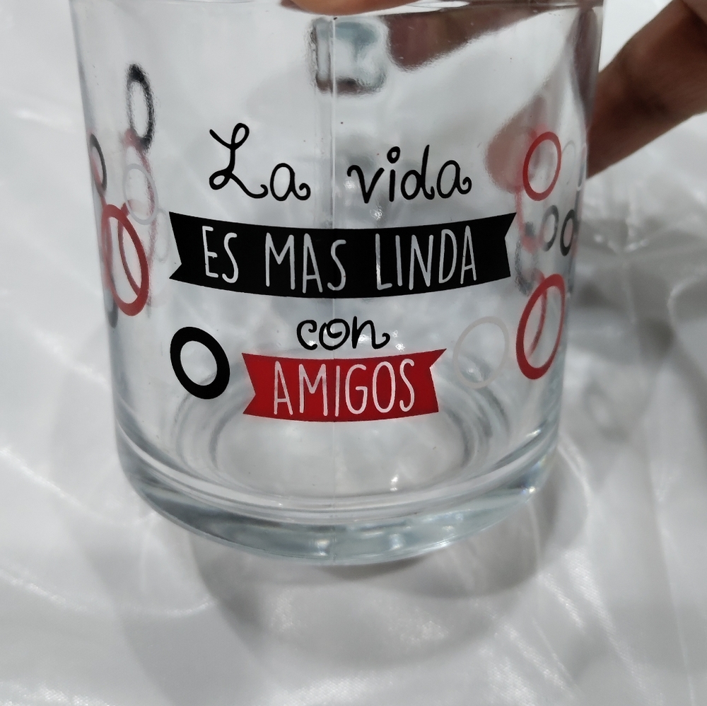 Glass coffee mug “Life is better with friends" (In Spanish)